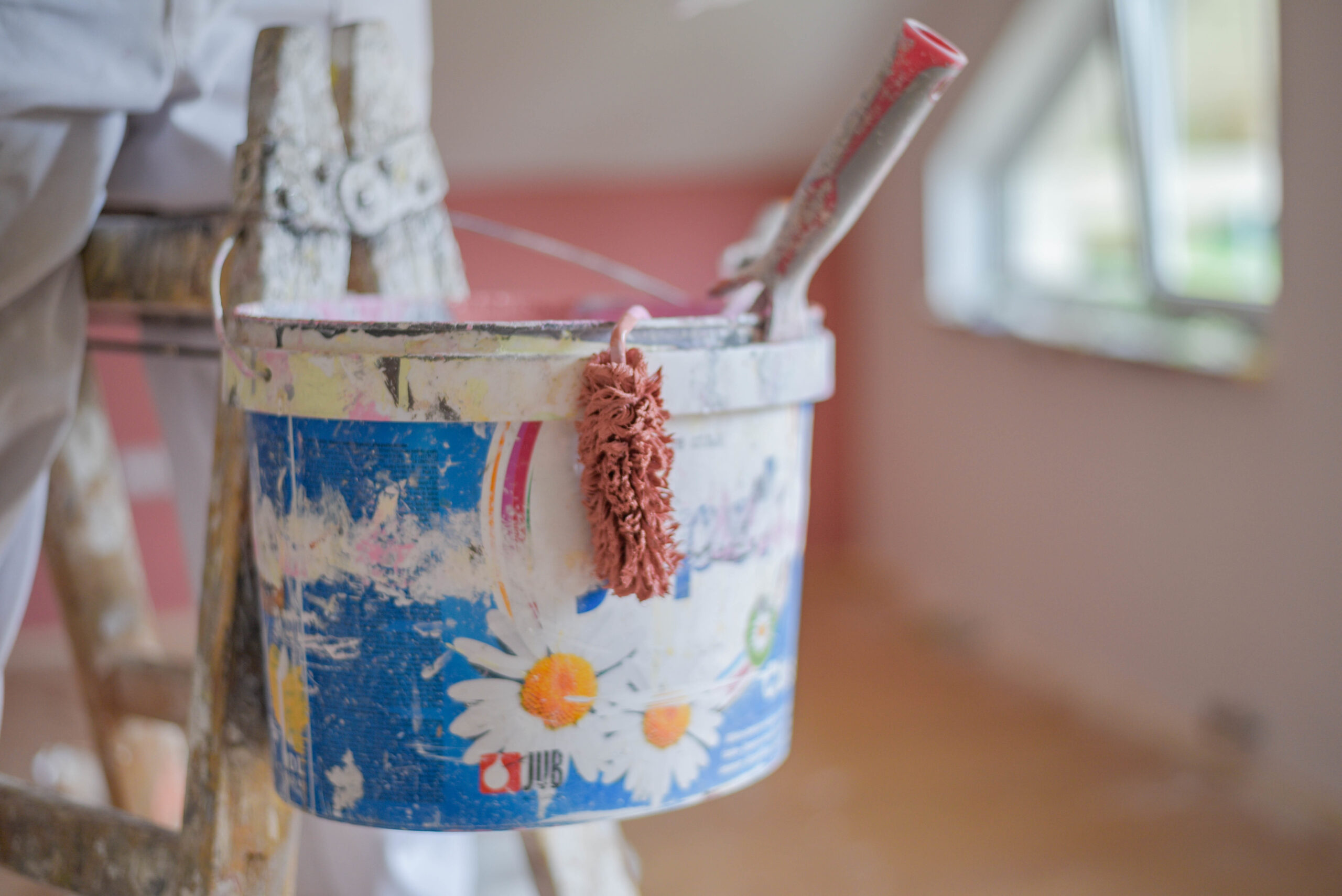 Ngjyra për Fasada në Kosovë – Çfarë Duhet të Dini Para Aplikimit?